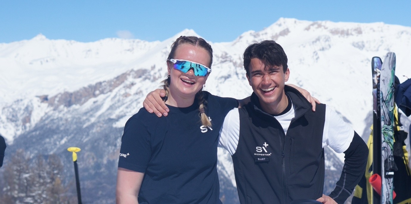 Skiguider p toppen af et bjerg