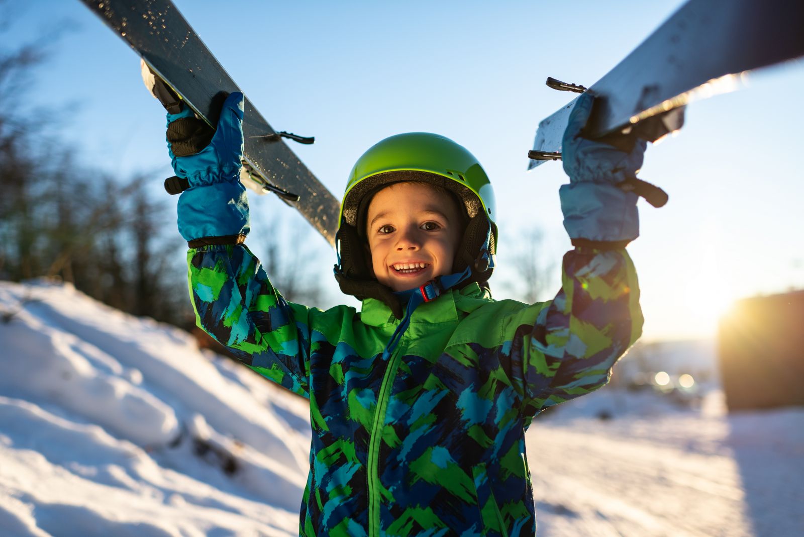 Barn med ski over hovedet